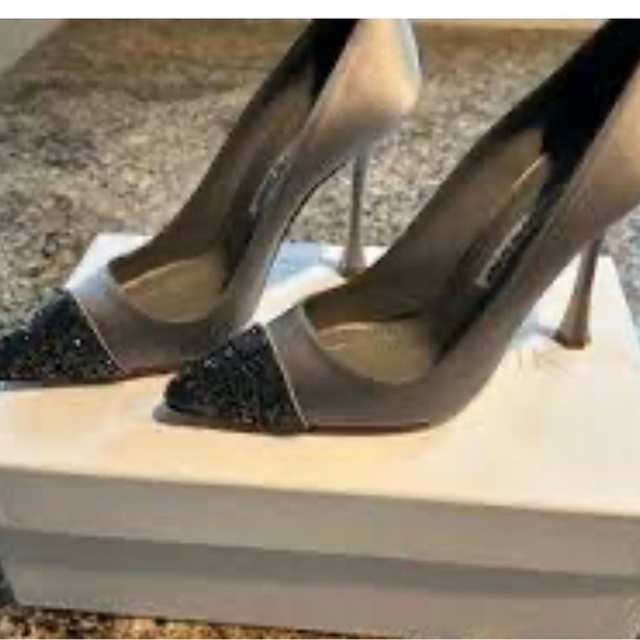 Manolo Blahnik Crystalbi pumps
Absolutely stunning!!! No box.. Dust bag only - Picture 10 of 17